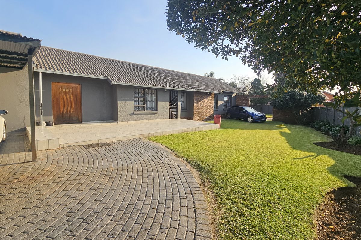 Spacious 3-Bedroom Family Home with Pool, Lapa & Incomplete Flatlets – Endless Potential - Photo 2