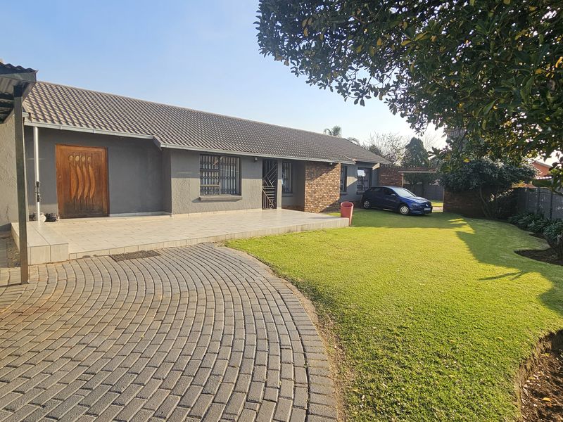 Spacious 3-Bedroom Family Home with Pool, Lapa & Incomplete Flatlets – Endless Potential - Photo 2