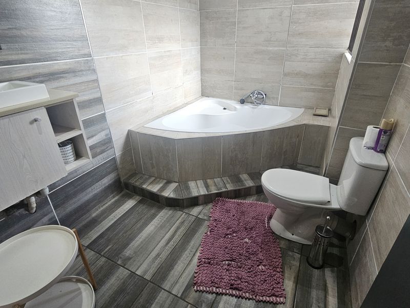 Spacious 3-Bedroom Family Home with Pool, Lapa & Incomplete Flatlets – Endless Potential - Photo 10