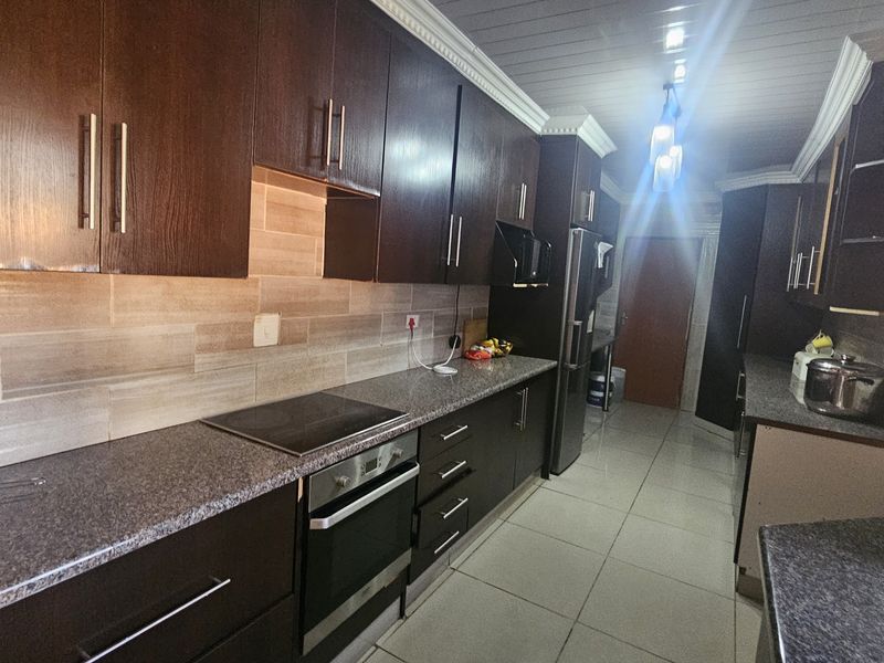 Spacious 3-Bedroom Family Home with Pool, Lapa & Incomplete Flatlets – Endless Potential - Photo 7