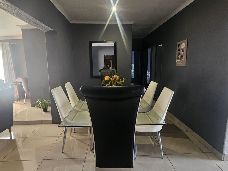 Spacious 3-Bedroom Family Home with Pool, Lapa & Incomplete Flatlets – Endless Potential - Photo 6