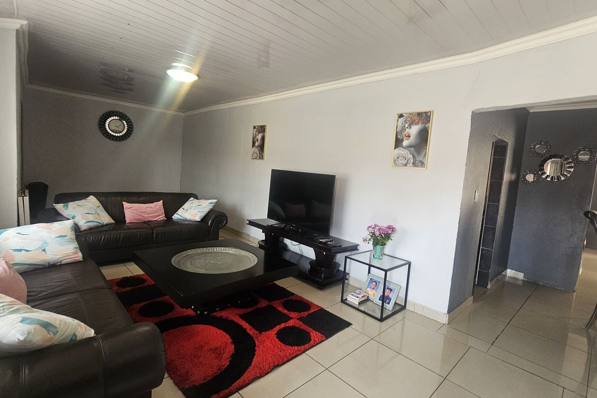 Spacious 3-Bedroom Family Home with Pool, Lapa & Incomplete Flatlets – Endless Potential - Photo 3