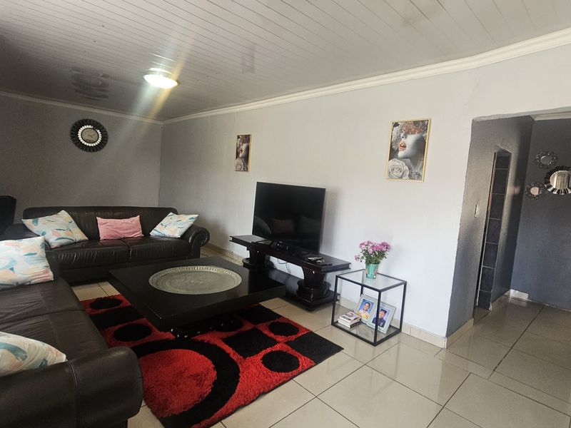 Spacious 3-Bedroom Family Home with Pool, Lapa & Incomplete Flatlets – Endless Potential - Photo 3