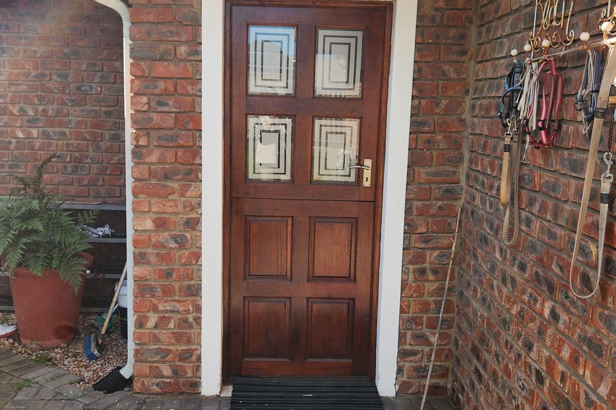 Charming Face Brick Home with Spacious Garden - Photo 3