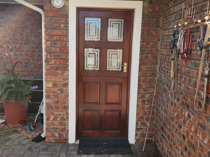 Charming Face Brick Home with Spacious Garden - Photo 3