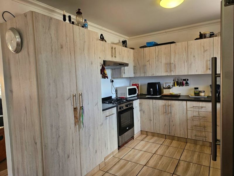 Charming Face Brick Home with Spacious Garden - Photo 6