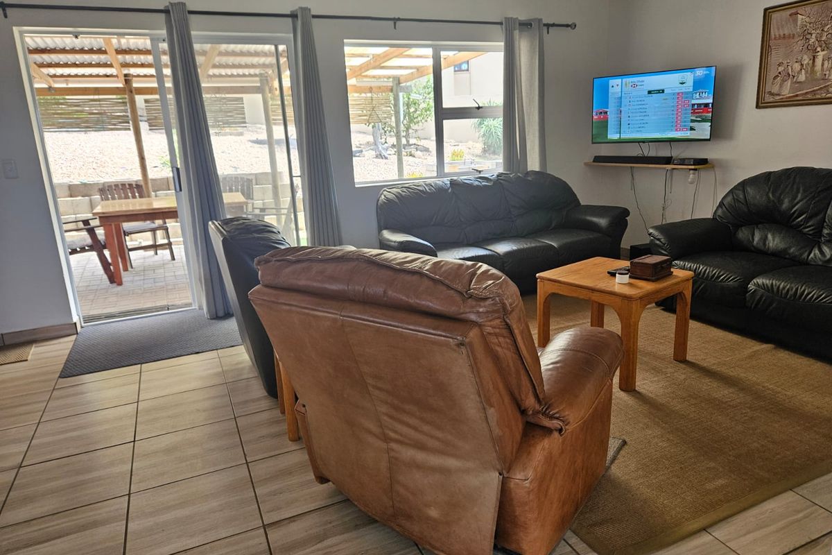 Charming Face Brick Home with Spacious Garden - Photo 4