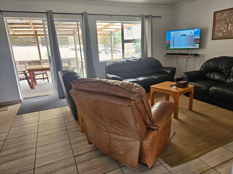 Charming Face Brick Home with Spacious Garden - Photo 4