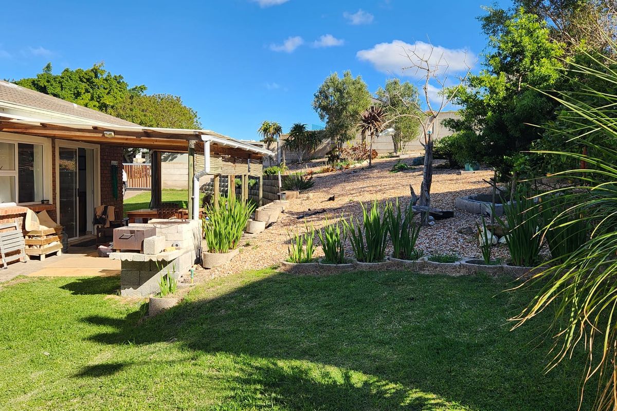 Charming Face Brick Home with Spacious Garden - Photo 2