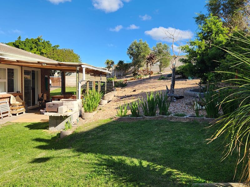 Charming Face Brick Home with Spacious Garden - Photo 2