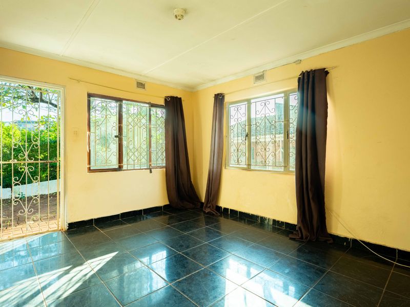 Affordable 3-Bedroom Home in Lotus Park – Ideal Location Near Schools and Amenities - Photo 4