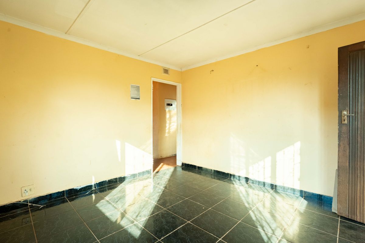 Affordable 3-Bedroom Home in Lotus Park – Ideal Location Near Schools and Amenities - Photo 5