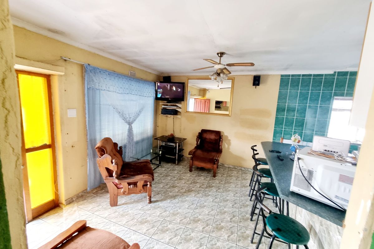 A practical first home in the heart of Cape Town - Photo 5