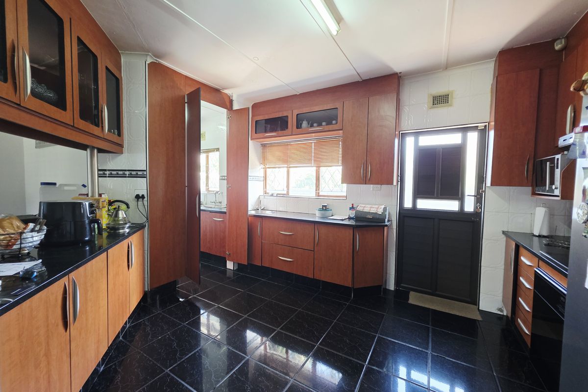 Beautiful Family Home with Bonus Rental Income! - Photo 2