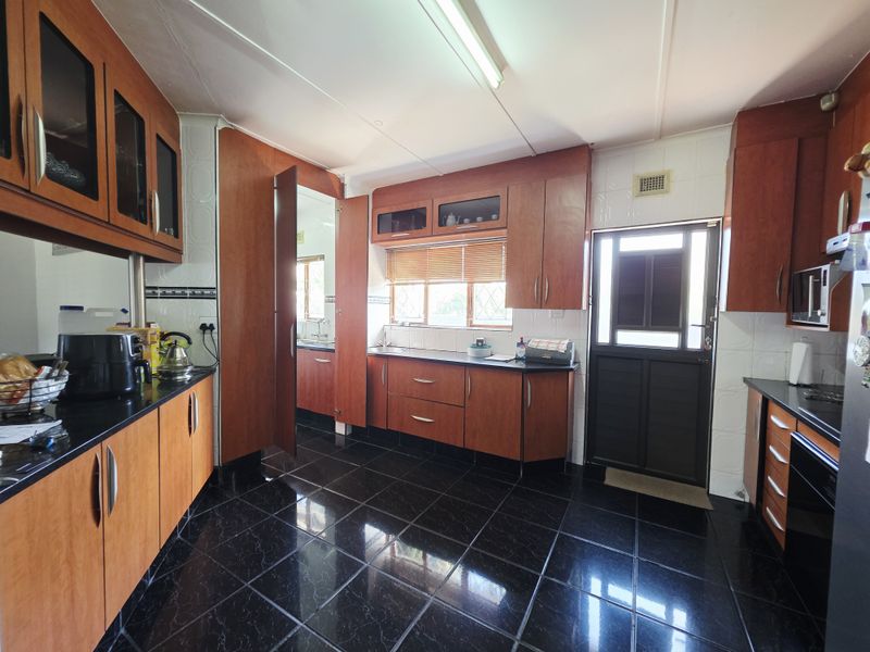 Beautiful Family Home with Bonus Rental Income! - Photo 2