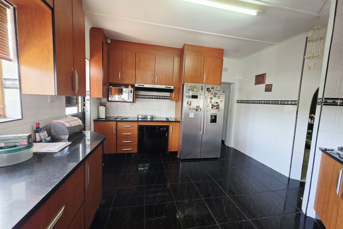 Beautiful Family Home with Bonus Rental Income! - Photo 3