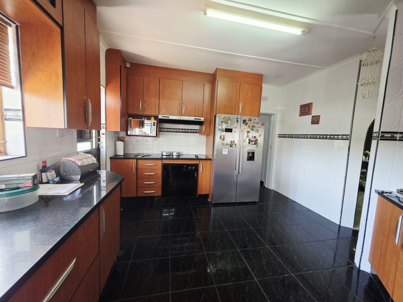 Beautiful Family Home with Bonus Rental Income! - Photo 3