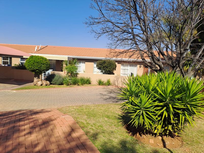 Chic and Contemporary - The Perfect Stylish Townhouse - Photo 2