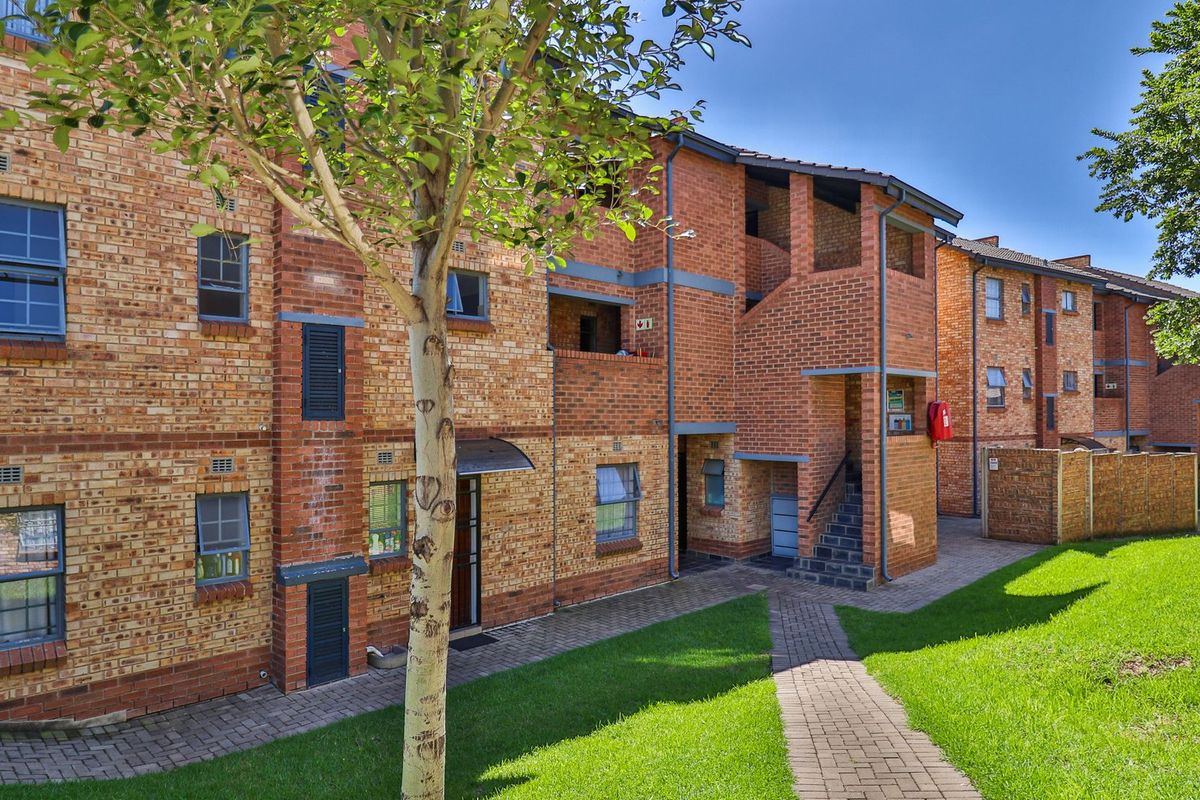 Conveniently Located Apartment with Great Rental Potential - Photo 2
