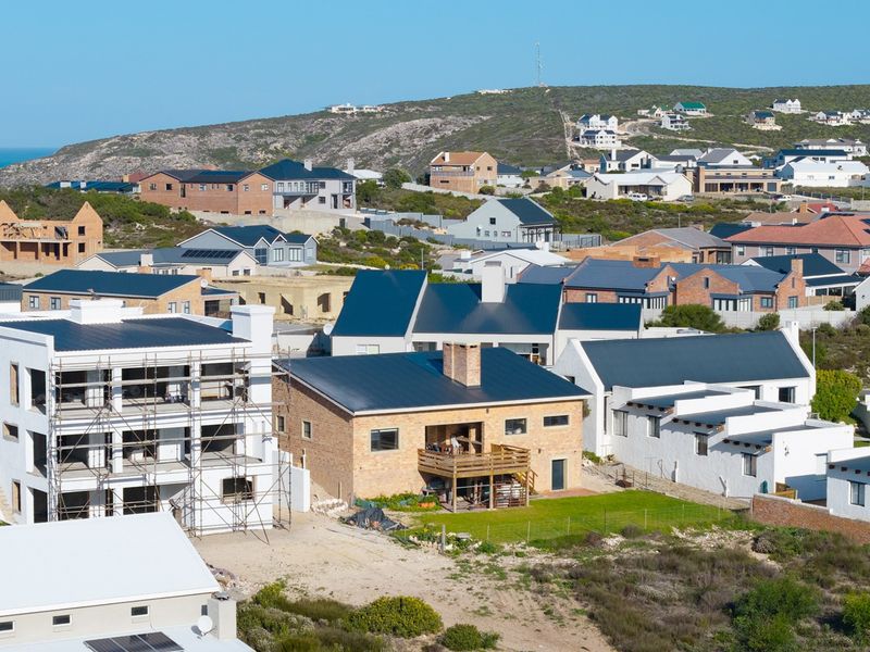 Charming Coastal Retreat in Struisbaai – Ideal for Retirement or a Coastal Start - Photo 4