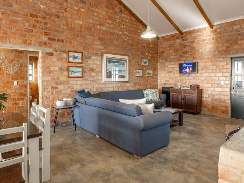 Charming Coastal Retreat in Struisbaai – Ideal for Retirement or a Coastal Start - Photo 7