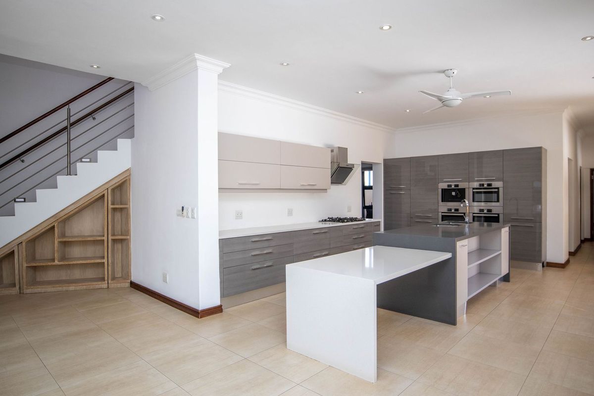 Spacious Family Home with Stylish Comfort and Exceptional Features - Photo 4