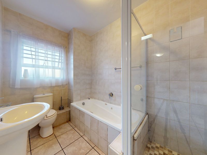 Perfect Student Apartment! - Photo 9