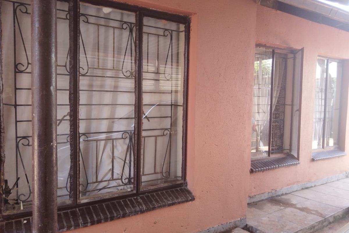 **Charming 3-Bedroom House for Sale in Boitekong Ext 3, Rustenburg** - Photo 4