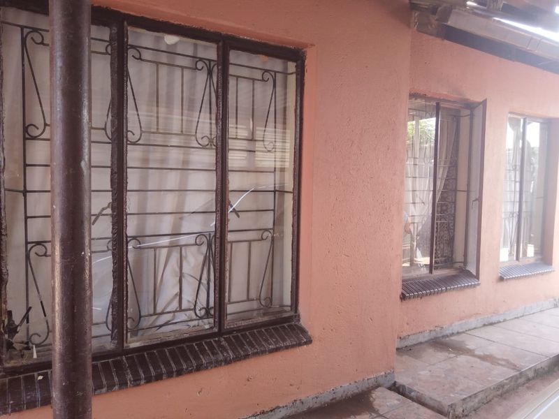 **Charming 3-Bedroom House for Sale in Boitekong Ext 3, Rustenburg** - Photo 4