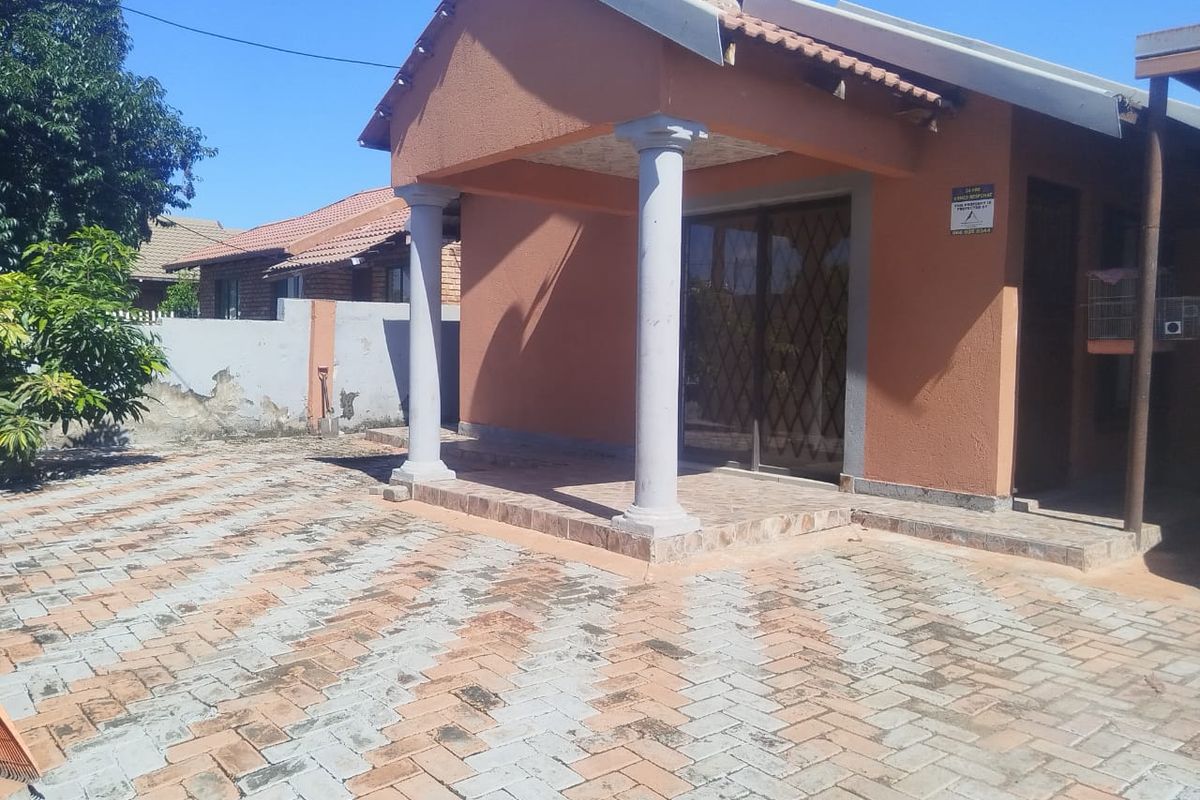 **Charming 3-Bedroom House for Sale in Boitekong Ext 3, Rustenburg** - Photo 3