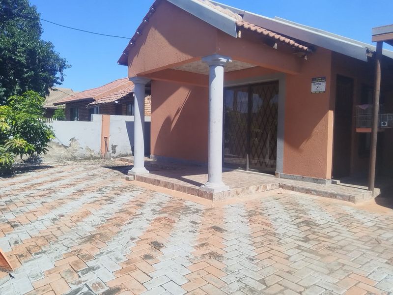 **Charming 3-Bedroom House for Sale in Boitekong Ext 3, Rustenburg** - Photo 3