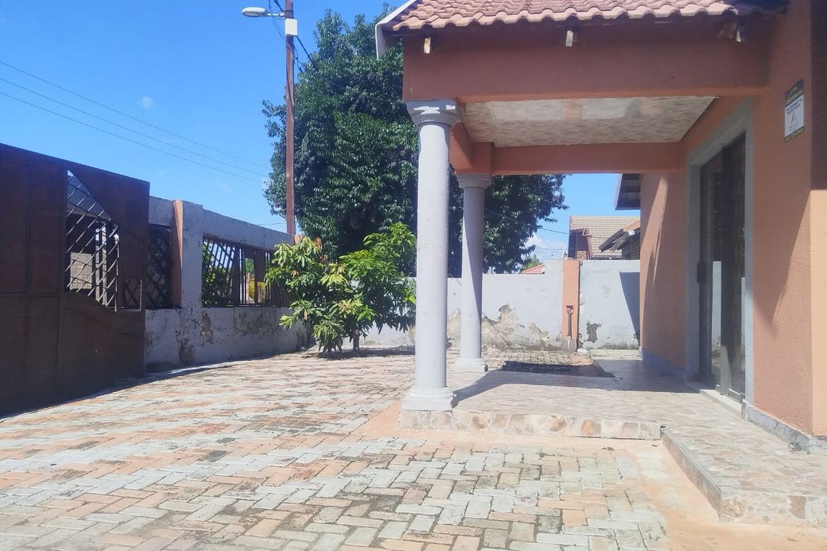 **Charming 3-Bedroom House for Sale in Boitekong Ext 3, Rustenburg** - Photo 2