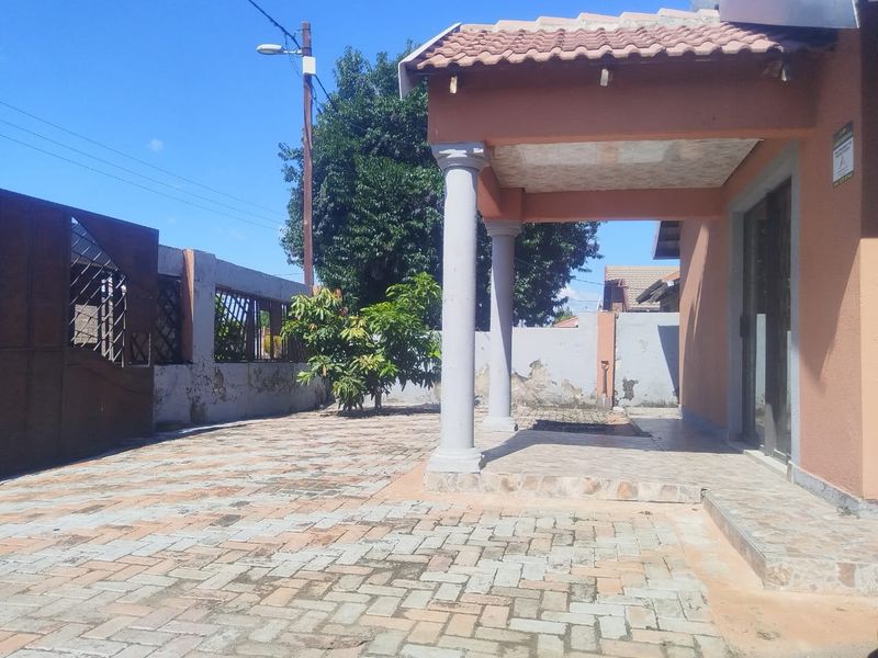 **Charming 3-Bedroom House for Sale in Boitekong Ext 3, Rustenburg** - Photo 2