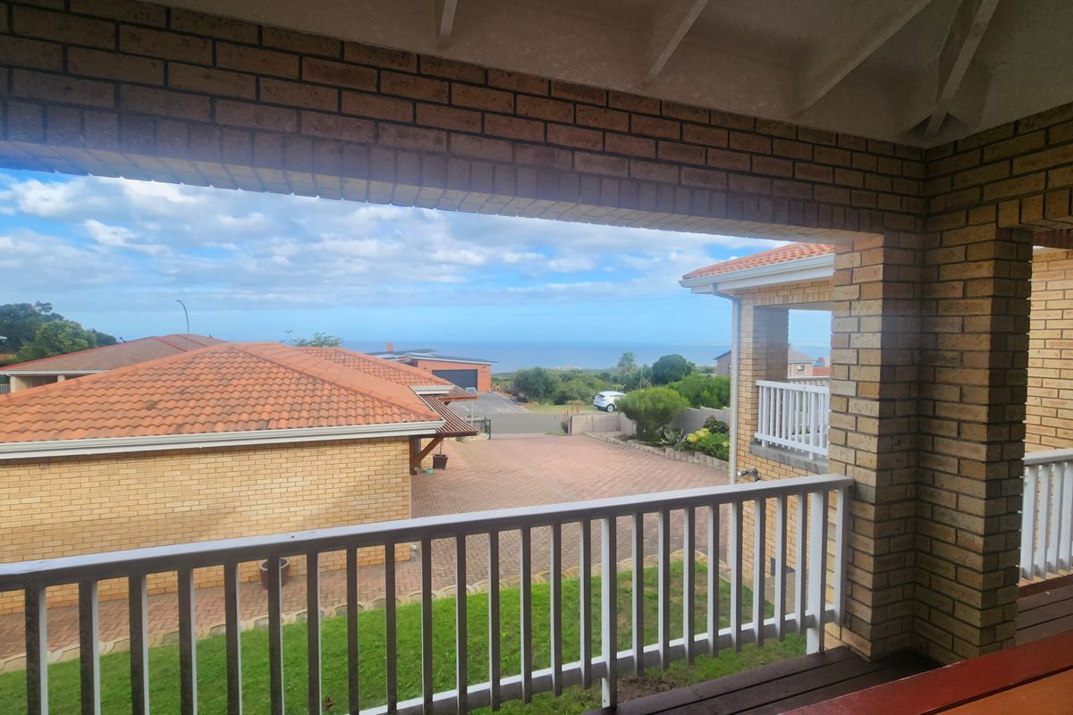 Spacious family home with sea views and bonus loose standing flatlet - Photo 3