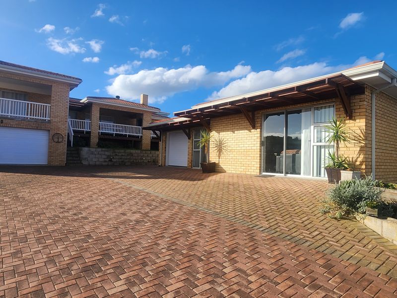 Spacious family home with sea views and bonus loose standing flatlet - Photo 1