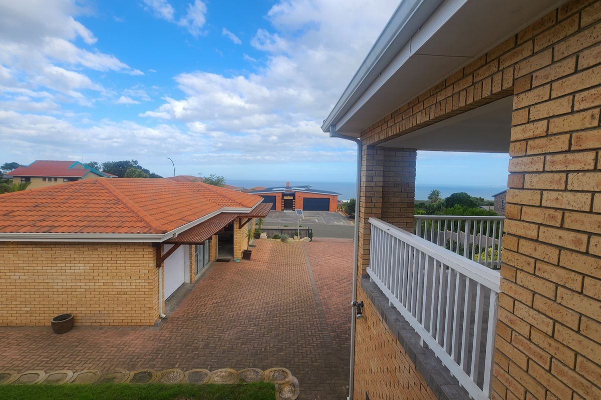 Spacious family home with sea views and bonus loose standing flatlet - Photo 2