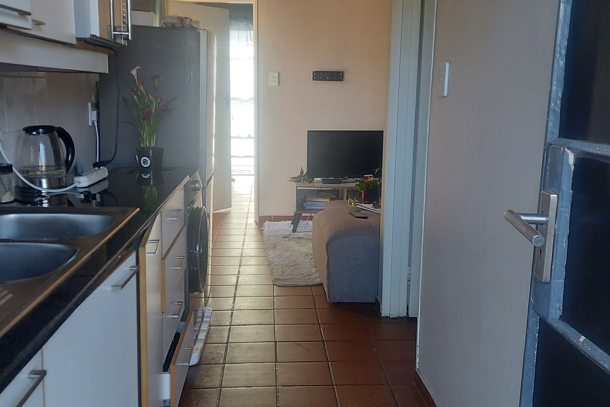 INVESTORS OPPORTUNITY- 1 BEDROOM APARTMENT AT BO-DORP - Photo 2