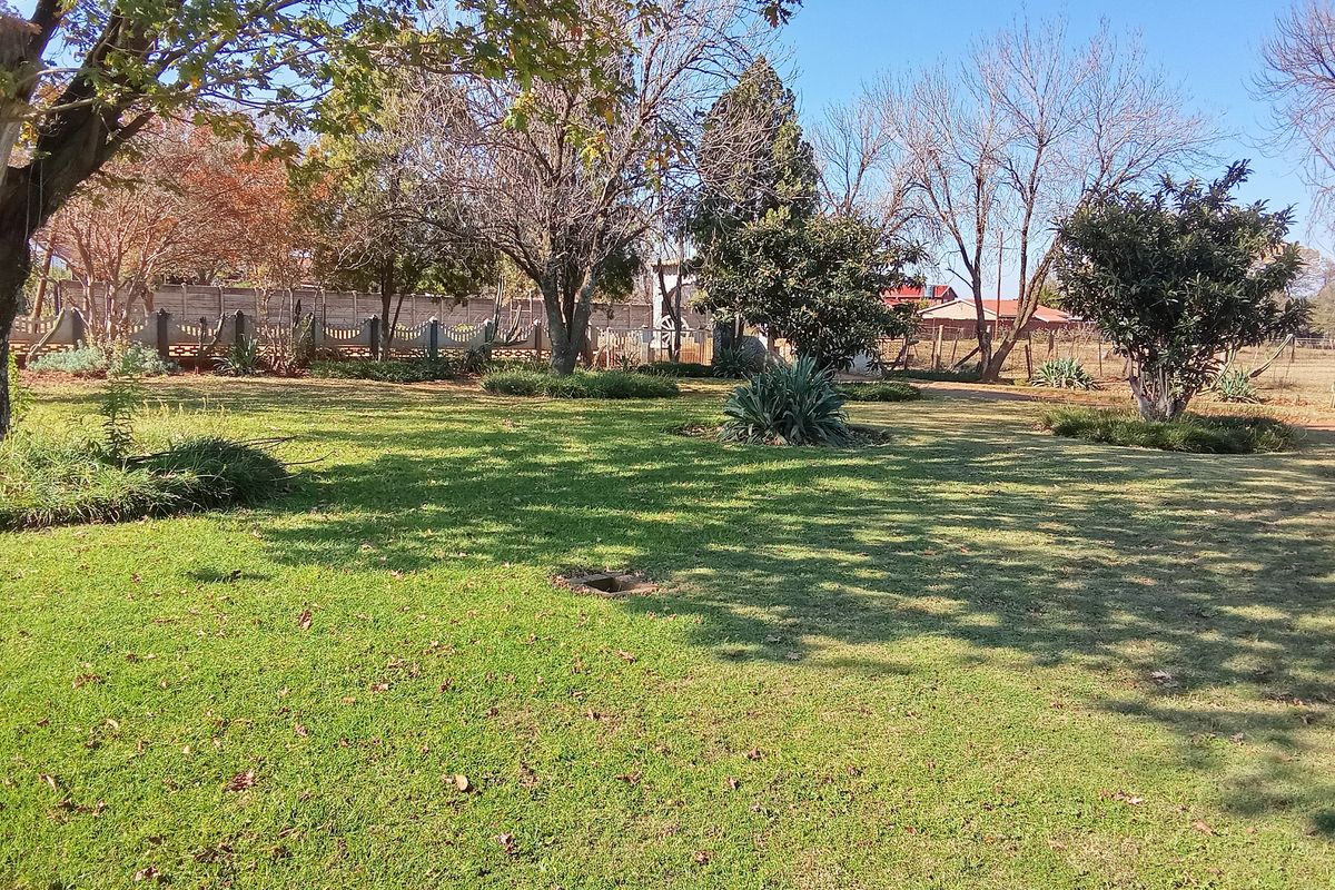 3 bedroom farm for sale in Houtkop AH, Vereeniging offering comfort and convenience - Photo 2