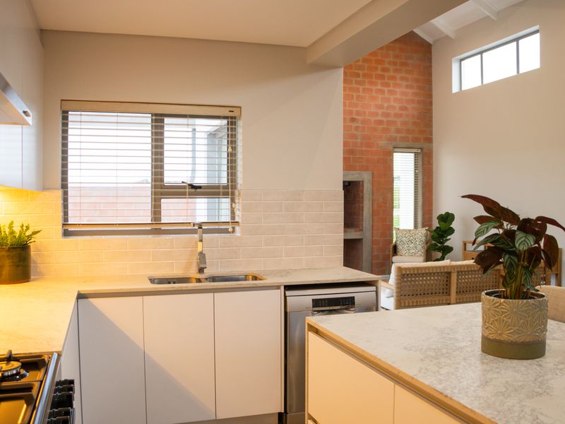 Spacious Double-Storey Family Home in Secure Estate – No Transfer Duty! - Photo 8