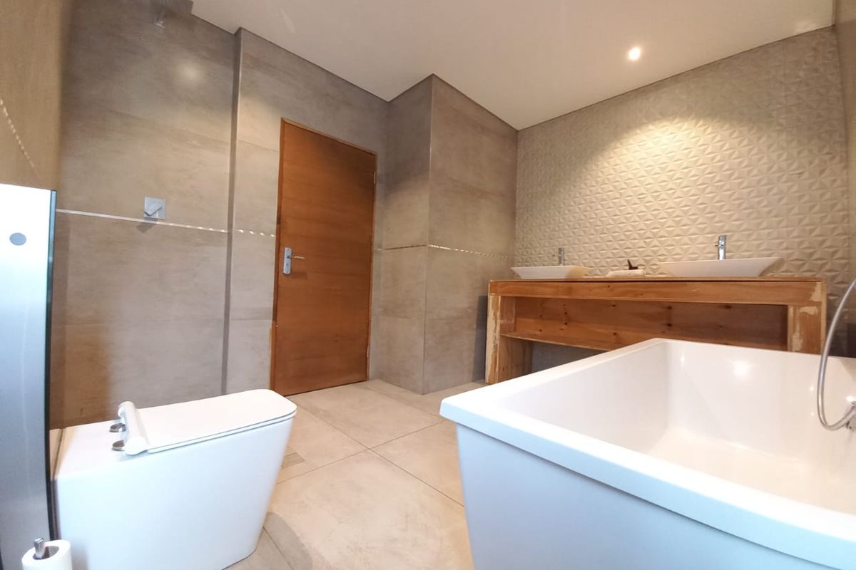 Modern 5 bedroom property for sale in Helderwyk. - Photo 2