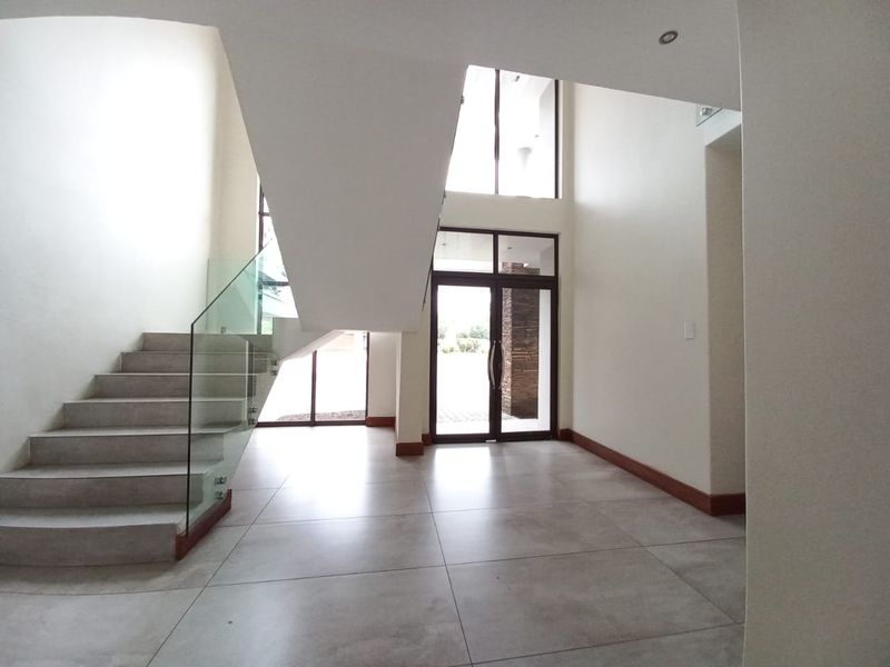 Modern 5 bedroom property for sale in Helderwyk. - Photo 10