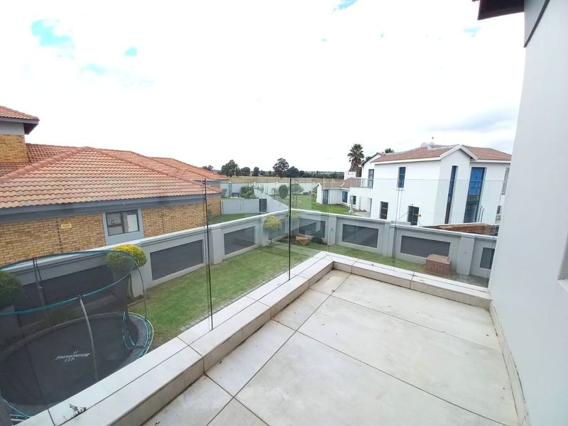 Modern 5 bedroom property for sale in Helderwyk. - Photo 9