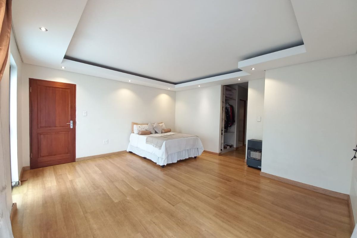 Modern 5 bedroom property for sale in Helderwyk. - Photo 4