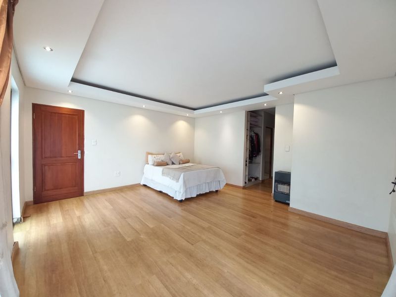 Modern 5 bedroom property for sale in Helderwyk. - Photo 4