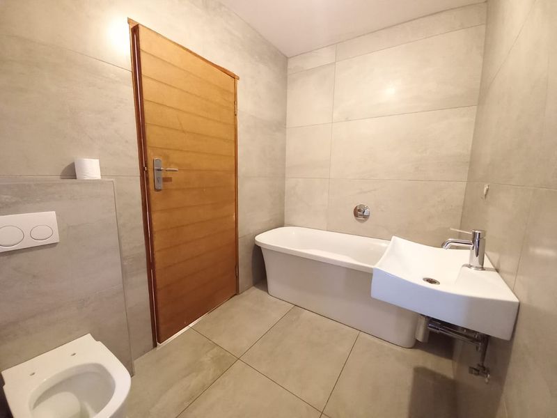 Modern 5 bedroom property for sale in Helderwyk. - Photo 7