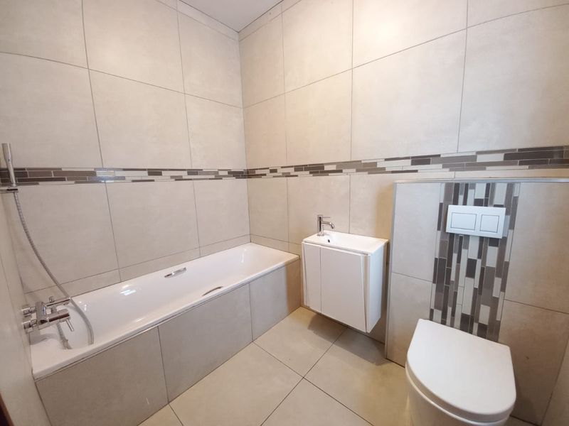 Modern 5 bedroom property for sale in Helderwyk. - Photo 6