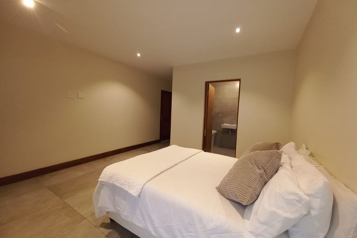 Modern 5 bedroom property for sale in Helderwyk. - Photo 3