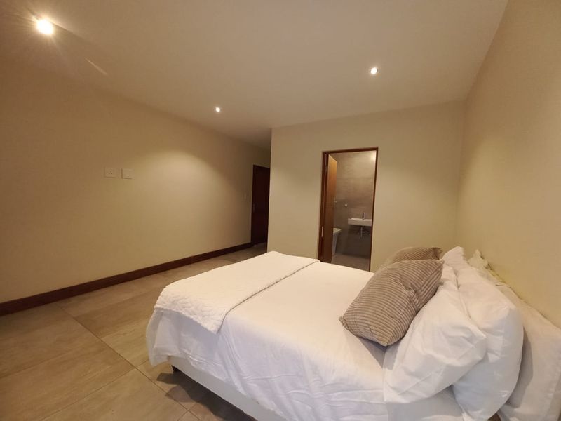 Modern 5 bedroom property for sale in Helderwyk. - Photo 3