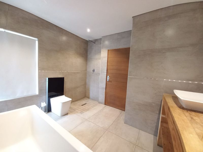 Modern 5 bedroom property for sale in Helderwyk. - Photo 5