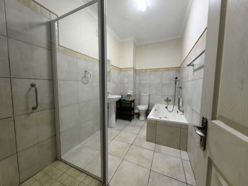 Spacious apartment with Private Garden & Patio in Secure Lifestyle complex - Photo 7